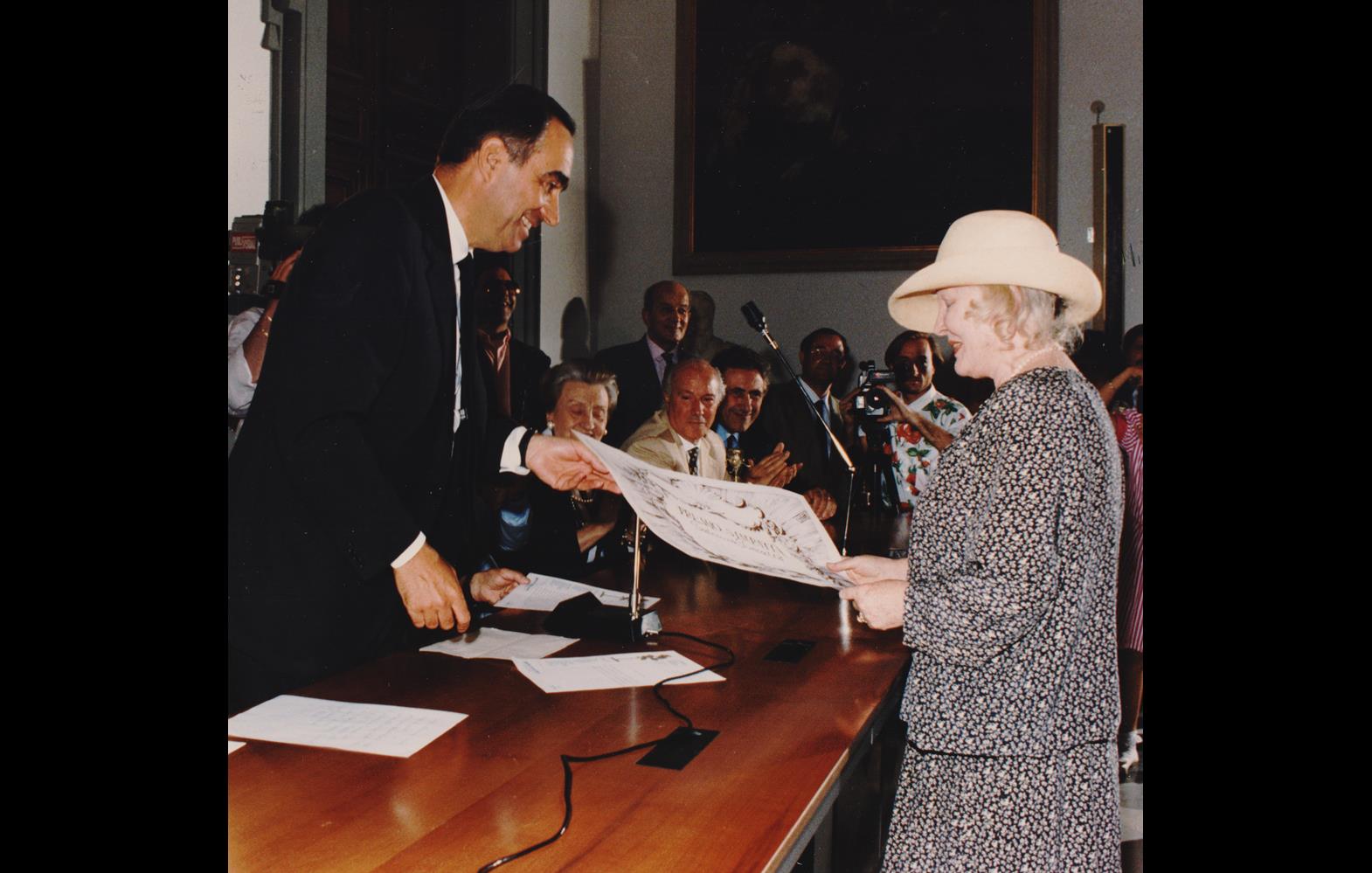 Franco Carraro consegna il Premio Simpatia 1982